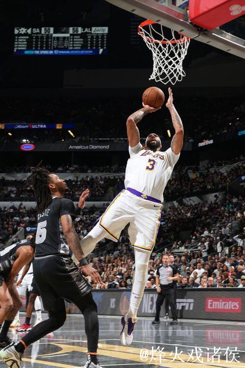 詹姆斯连4场三双浓眉40+12 湖人险胜马刺4连胜 詹姆斯连4场三双浓眉40+12 湖人险胜马刺4连胜